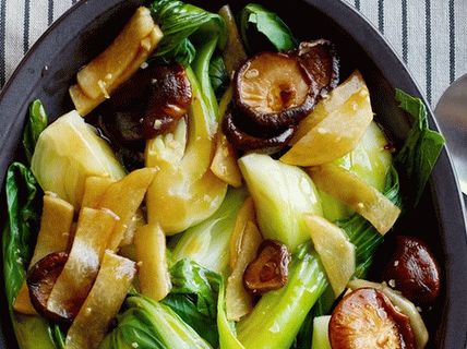 Foto repolho refogado bok choy com cogumelos shiitake