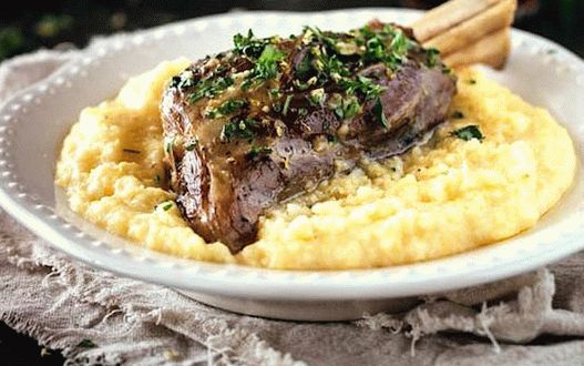 Foto Pernas de cordeiro assada com gremolata