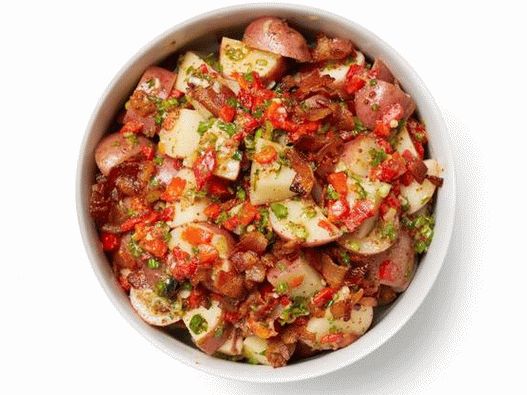 Foto salada quente de batata com bacon
