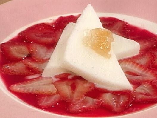 Foto salada de morango quente com iogurte de baunilha congelado
