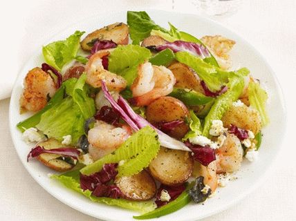 Foto Salada quente com camarão e batatas