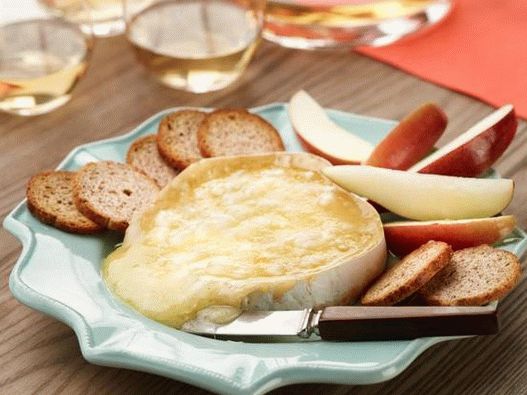 Foto Queijo Brie quente com maçãs Fuji, peras e torradas com Melba