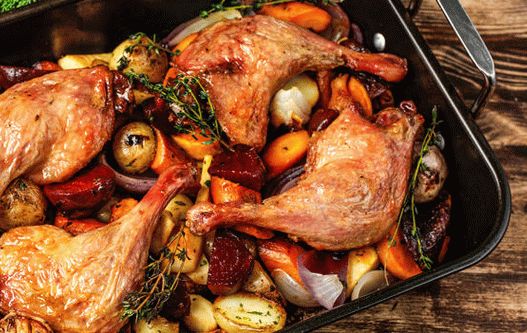 Foto Pernas de pato com batatas no forno