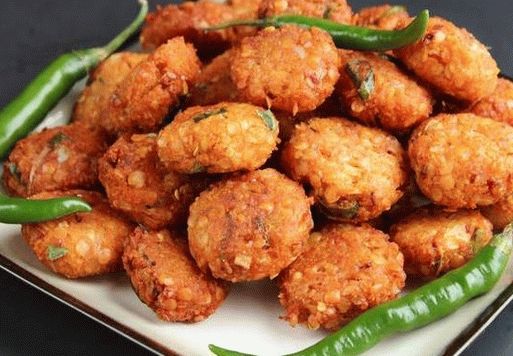 Uma foto de Wadai de um barril deu (rosquinhas fritas de ervilhas amarelas picadas com endro)