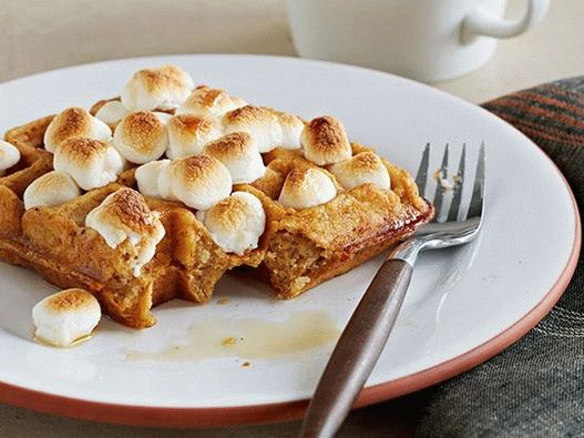 Foto de waffles de batata-doce com marshmallows assados