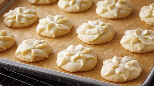 Foto de bolinhos de shortbread de baunilha de uma seringa de imprensa