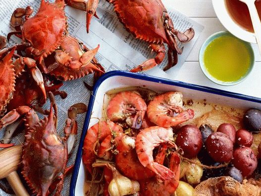 Foto caranguejo cozido e camarão com batatas em especiarias