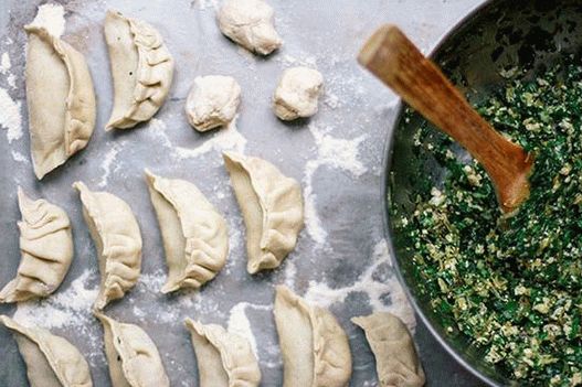 Foto de bolinhos recheados com fava, pinhões e hortelã