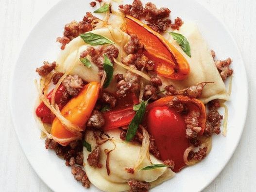 Foto bolinhos de massa em molho de carne com pimentão
