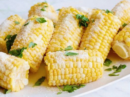 Foto de espiga de milho cozida com parmesão