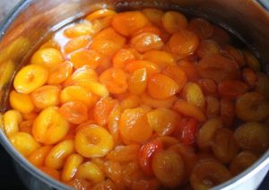 Bolo de queijo com damascos secos