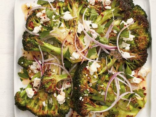 Foto bifes de brócolis vegetariana