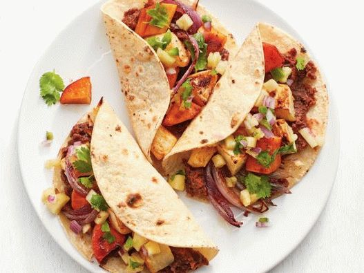 Foto tacos vegetarianos com aipo, batata doce e molho de abacaxi