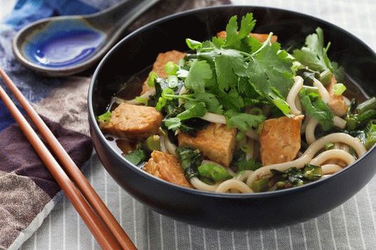 Foto Tofu de gengibre vegetariano e sopa de macarrão Udon