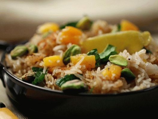 Foto vegetariana arroz basmati pilaf com damascos secos