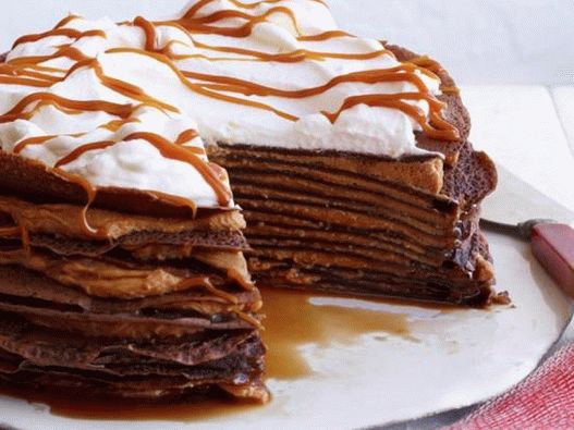Bolo de panqueca de chocolate com creme dolce de leche
