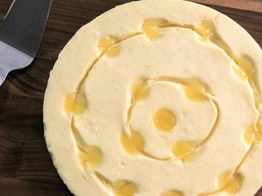 Cheesecake de limão em um bolo de limão com alecrim