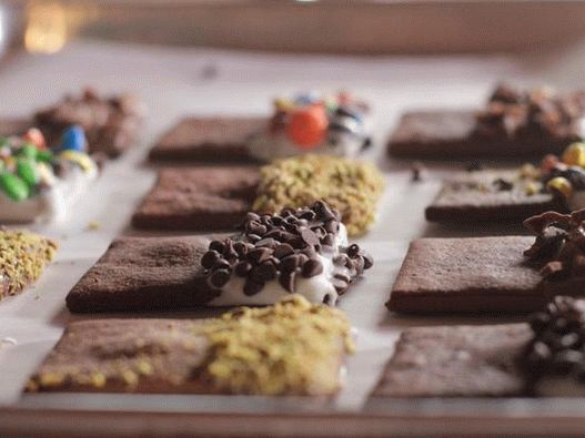 Biscoitos de chocolate com diferentes coberturas