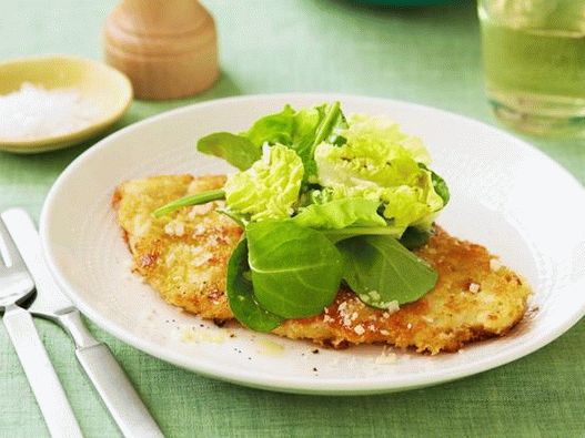 Costeletas de frango sob uma crosta de parmesão
