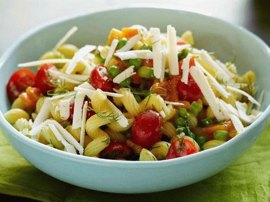 Salada primavera com macarrão e tomate