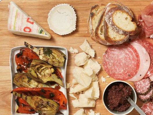 Antipasti com legumes cozidos, linguiça e queijo