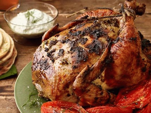 Frango com verduras e tomates no forno