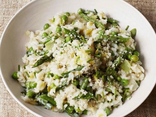 Risoto de primavera com ervilhas e aspargos