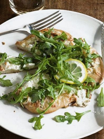 Pizza branca com rúcula
