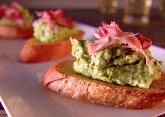 Crostini com purê de ervilhas verdes