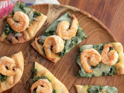 Pizza com molho de pesto de couve couve e camarão scampi