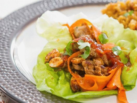 Aperitivo de peru picante na salada de folhas com geléia de pimenta vermelha