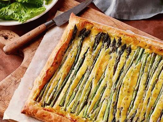 Foto torta de primavera com aspargos