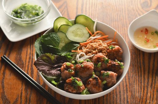 Foto de almôndegas de carne de porco vietnamita para churrasco (Nem Nuong) com molho de peixe