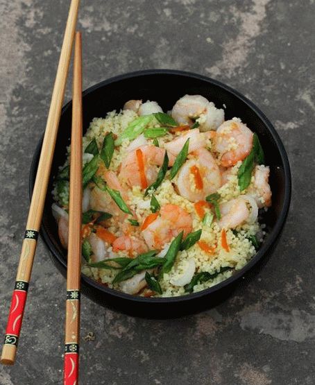 Foto salada vietnamita com camarão e cuscuz
