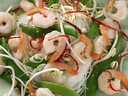 Foto salada vietnamita com camarão e macarrão de vidro