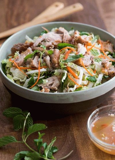 Foto salada vietnamita com frango, couve e hortelã
