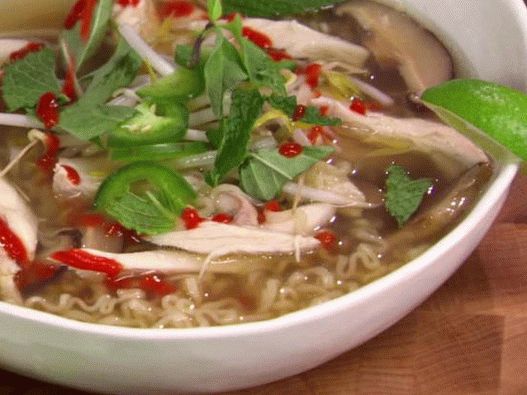 Foto de sopa vietnamita de Fo Ha (sopa de macarrão com frango)