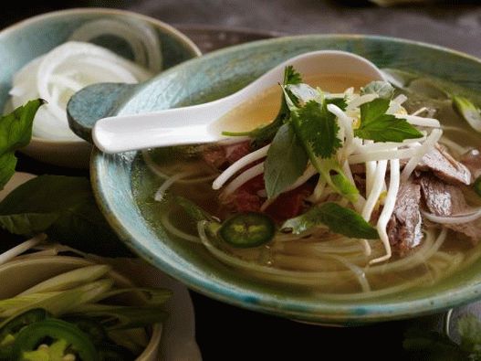 Foto de sopa de macarrão de arroz vietnamita com carne