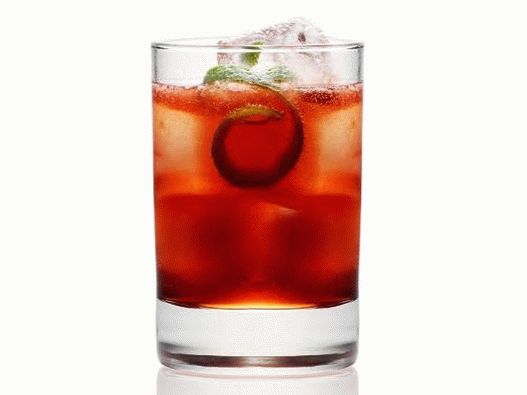 Foto vodka de cereja com cubos de gelo defumado