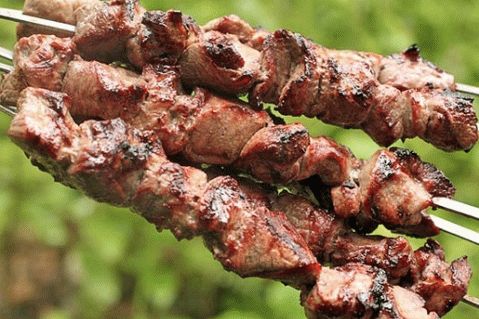 Deliciosos espetos de frango: receitas de marinada