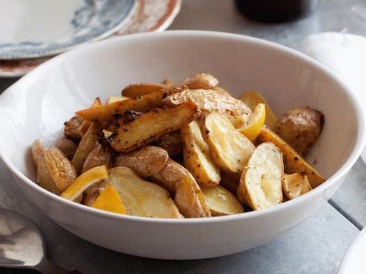 Foto de batatas com cera assadas com limão