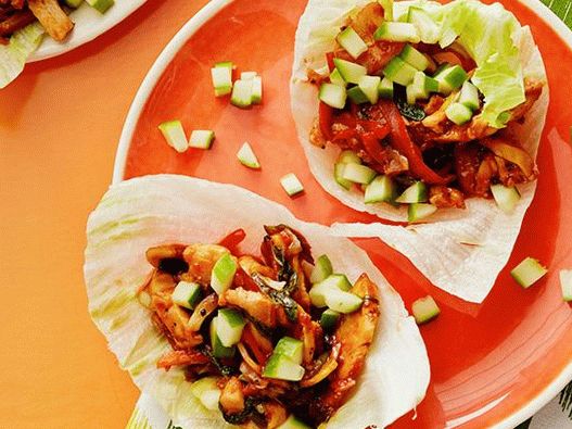 Folhas de embrulho de estilo tailandês com frango envidraçado