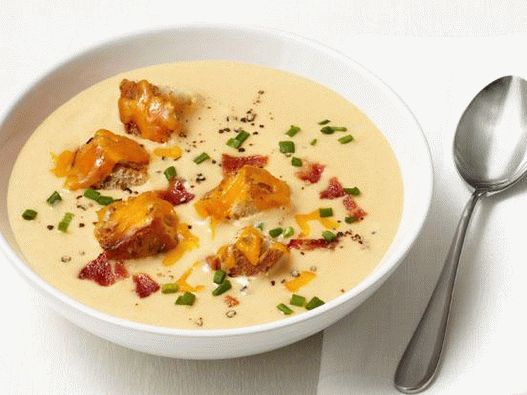 Foto sopa de maçã com croutons de bacon e queijo