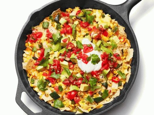 Foto ovos mexidos com salsa em uma panela