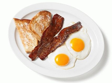 Foto Ovos fritos com bacon e cobertura de café