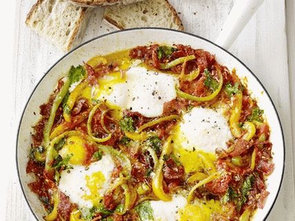 Foto Ovos fritos em molho de tomate com pimentão e salame