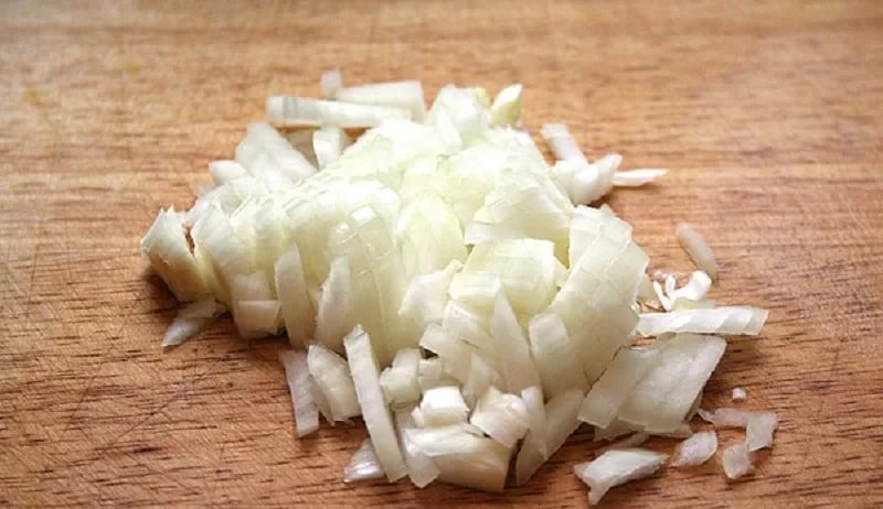Ovos fritos com ervilhas e cebolas - 0