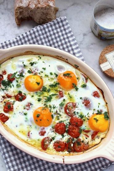Foto ovos fritos com salsichas e tomates