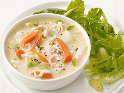 Foto sopa de ovo com frango e salada
