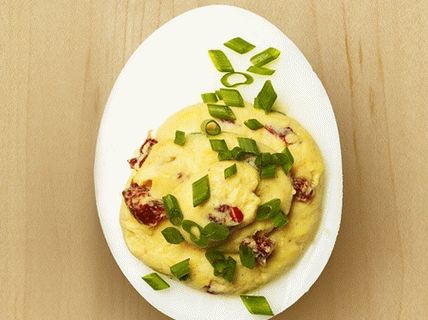 Foto de ovos recheados com queijo e pimenta